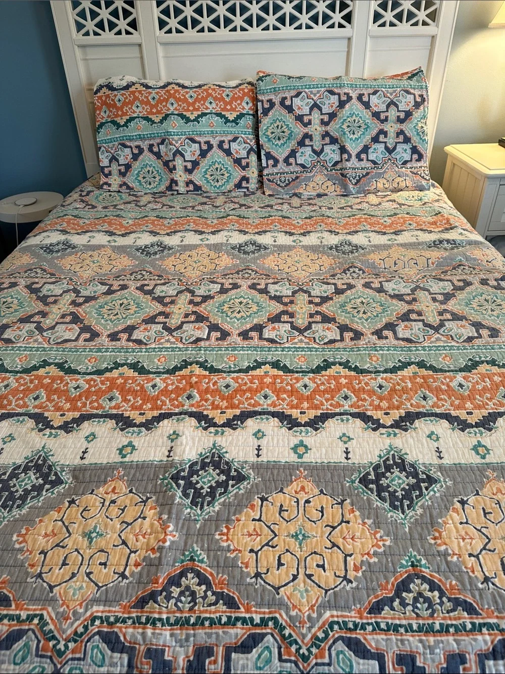 King Size Reversible Medallion Quilt Set + 2 Matching Standard Size Shams